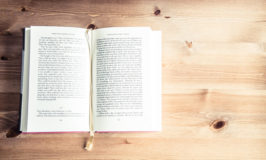 How to use the English verb "explain" | English Teacher Melanie